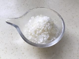 2、鲜铁皮石斛汁,准备好碎冰糖