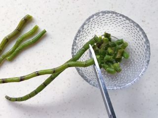 6、鲜铁皮石斛汁,剪成小颗粒