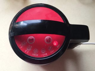 13、鲜铁皮石斛汁,盖上盖子,接通电源,豆浆机选择“果蔬汁”按键,然后按“开始”键,制作完成会鸣叫提示