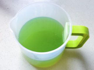 16、鲜铁皮石斛汁,碧绿清澈的铁皮石斛汁就完成了