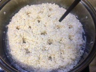 2、版纳香甜糯萝饭,放入蒸格上用筷子插数个洞，以便上汽，大火蒸20分钟左右