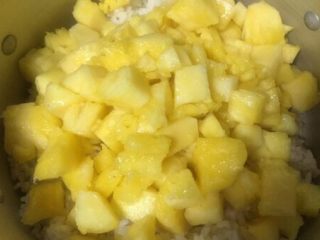 6、版纳香甜糯萝饭,把糯米转入一个稍大的盆里，放入凤梨肉