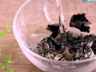 1、说是最好吃的木须肉，做法超简单！,将木耳泡发