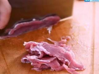 2、说是最好吃的木须肉，做法超简单！,里脊肉切片备用