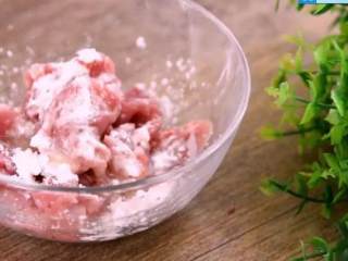 3、说是最好吃的木须肉，做法超简单！,加入淀粉、盐、料酒，腌制15分钟