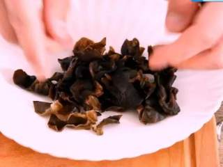 4、说是最好吃的木须肉，做法超简单！,将泡发后的木耳撕成小朵，胡萝卜、黄瓜切菱片备用