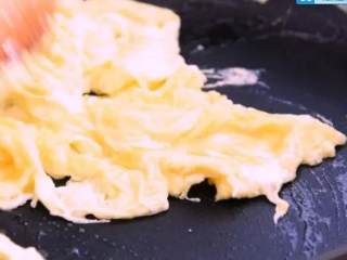 5、说是最好吃的木须肉，做法超简单！,鸡蛋打匀，下油锅炒散备用