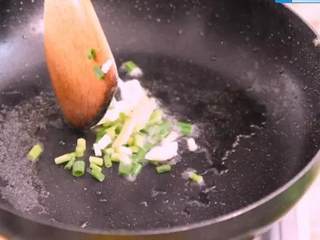 6、说是最好吃的木须肉，做法超简单！,锅中留底油，下葱姜蒜爆香