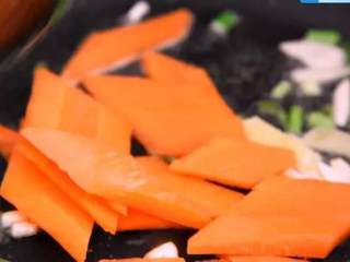 7、说是最好吃的木须肉，做法超简单！,先放入胡萝卜片，炒半分钟后放入黄瓜片、木耳