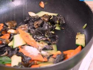 9、说是最好吃的木须肉，做法超简单！,加入肉片、鸡蛋，关火翻炒均匀即可