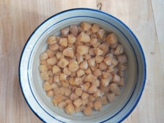 1、鲜掉眉毛也要吃的辣酱干贝,干贝洗干净。