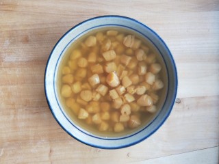 2、鲜掉眉毛也要吃的辣酱干贝,加少许料酒，50克清水。