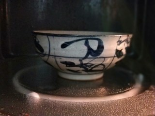 3、鲜掉眉毛也要吃的辣酱干贝,放微波炉大火叮三分钟，取出备用。