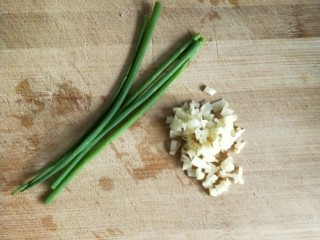 5、鲜掉眉毛也要吃的辣酱干贝,准备好姜末，葱花。