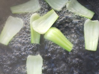 6、鲜掉眉毛也要吃的辣酱干贝,下开水锅汆烫一下捞出。