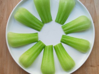 7、鲜掉眉毛也要吃的辣酱干贝,摆盘装饰。