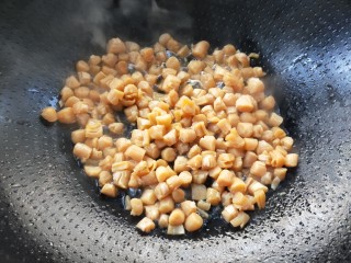 8、鲜掉眉毛也要吃的辣酱干贝,干贝沥干水，炒锅放油，下姜末煸炒一下，倒入干贝，先不要翻动干贝，煸炒一会后再用锅铲轻轻推动一下干贝即可。