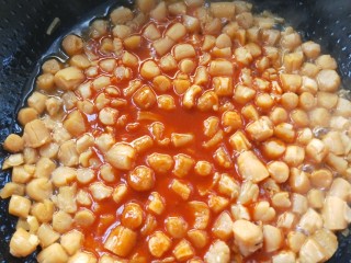 9、鲜掉眉毛也要吃的辣酱干贝,倒入准备好的韩国辣酱汁，小火。