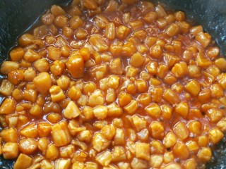 10、鲜掉眉毛也要吃的辣酱干贝,让干贝在锅中翻滚一会，均匀裹上酱汁直直入味。