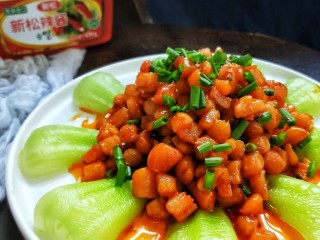 11、鲜掉眉毛也要吃的辣酱干贝,盛盘，撒葱花装饰，豪放的吃干贝吧，鲜掉眉毛哟！