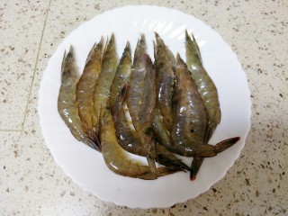 2、避风塘炒虾,剪掉须、脚