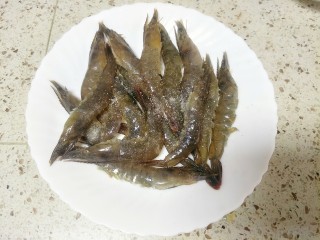 3、避风塘炒虾,加入盐、料酒、白胡椒抓匀腌制20分钟
