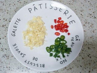 4、避风塘炒虾,蒜头切碎，青红椒去籽切圈