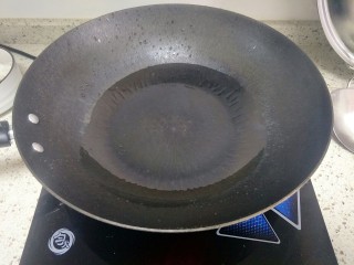 6、避风塘炒虾,锅里倒入稍微多些油烧热