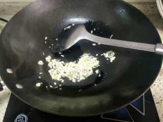 8、避风塘炒虾,另倒少许油小火炒香蒜末