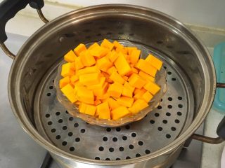 2、宝宝辅食12M➕：南瓜虾仁芝士吐司布丁,南瓜去皮切小块（切的块小一点容易熟）放上蒸锅大火蒸15-20分钟蒸熟