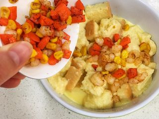 10、宝宝辅食12M➕：南瓜虾仁芝士吐司布丁,再撒上炒好的虾仁时蔬