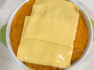 13、宝宝辅食12M➕：南瓜虾仁芝士吐司布丁,最后在顶层再铺上两片芝士片