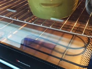 14、宝宝辅食12M➕：南瓜虾仁芝士吐司布丁,最后在顶层再铺上两片芝士片，预热烤箱，上下火175度烤30分钟，看到芝士融化即可。