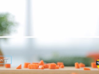 1、宝宝不爱吃辅食的时候，我们偶尔也得给宝宝,胡萝卜、黄瓜切丁。