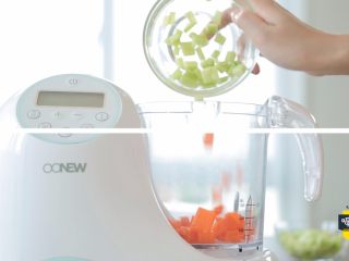 2、宝宝不爱吃辅食的时候，我们偶尔也得给宝宝,放入辅食机中加入适量水搅拌成汁。