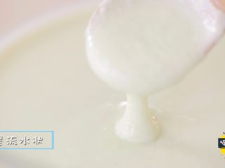 5、宝宝不爱吃辅食的时候，我们偶尔也得给宝宝,搅拌均匀后呈流水状态。