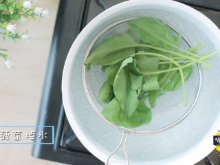 11、宝宝不爱吃辅食的时候，我们偶尔也得给宝宝,菠菜焯水1分钟。