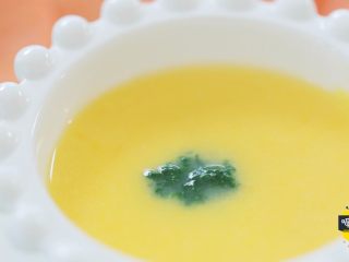 13、宝宝不爱吃辅食的时候，我们偶尔也得给宝宝,放入蛋黄糊中，搅拌均匀即可。