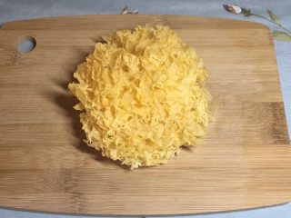 1、冰糖雪梨,准备好银耳