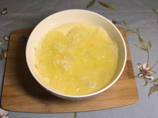2、冰糖雪梨,取少许银耳加水浸泡，泡软后摘成小朵