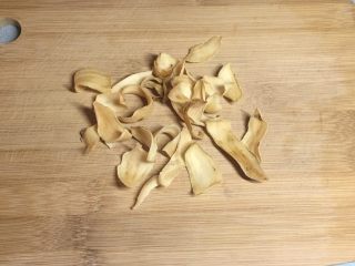 3、冰糖雪梨,准备好百合