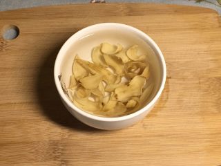 4、冰糖雪梨,加温水浸泡20分钟左右