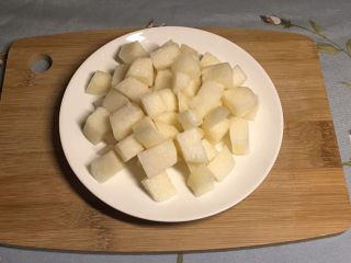 8、冰糖雪梨,切小块