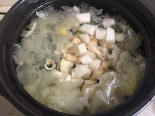 11、冰糖雪梨,将雪梨块、银耳、百合加入砂锅，加足量矿泉水