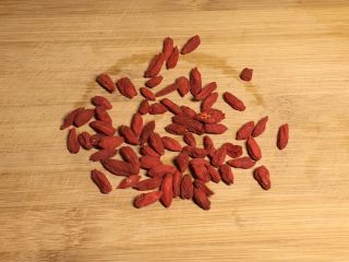 9、冰糖雪梨,准备好枸杞