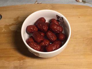 10、冰糖雪梨,红枣洗干净