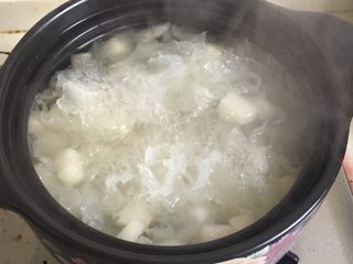 13、冰糖雪梨,转小火炖30分钟