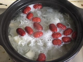14、冰糖雪梨,30分钟后加入红枣，继续炖30分钟