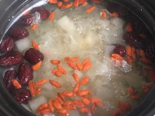 16、冰糖雪梨,出锅前加入枸杞