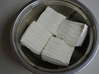 1、煎酿豆腐,豆腐先用盐水浸泡。